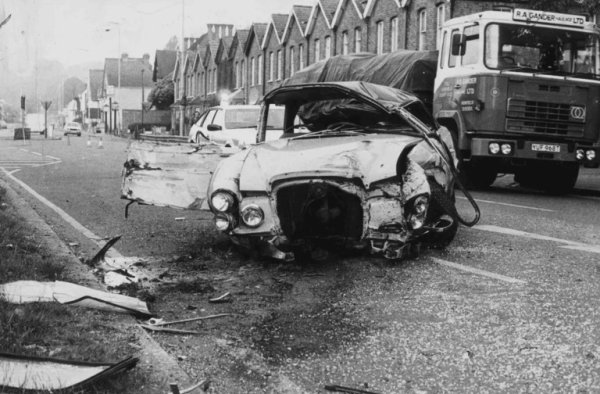 През 1969 г., в разгара на лудостта, обхванала света заради появата на The Beatles, музикантът се сдобива с Mercedes 280 E &ndash; елегантен и стилен спортен автомобил, който подхожда отлично на рок-звезда. За съжаление, Ринго не се слави с особени шофьорски умения и блъска красивия германски автомобил в уличен стълб в  Лондон.

Инцидентът се случва през 1980 г., като заедно с музиканта в колата е неговата приятелка Барбара Бах. Според градската легенда Ринго е получил сериозни наранявания по крака, но е успял да измъкне гаджето си от размазания автомобил, след което се е върнал, за да извади и кутията си с цигари от останките на колата.
