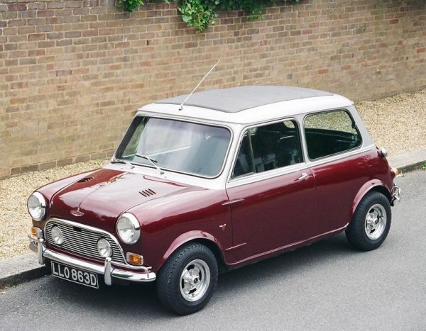 Като всяка истинска икона от 60-те години на миналия век, Ринго не може да устои на чара на класически Mini Cooper. Всички членове на Beatles са притежавали Mini-та, които са осигурени от Тери Дюран, приятел на мениджъра на групата Брайн Епщайн, който има автокъща. Той дори се появява в една от песните на Beatles -&bdquo;She&rsquo;s Leaving Home&ldquo;.

Автомобилите са в базови версии, но са изпратени на производителите на каросерии Radford за луксозни модификации. Специално колата на Ринго е преработена, за да побере комплекта му барабани в багажника. Тя има е редица допълнителни функции - затъмнени стъкла, състезателни седалки, двоен резервоар за бензин, люк на покрива, табло с орехово дърво и лети джанти. Тази кола се задържа най-дълго в гаража на музиканта и беше продадена на търг през 2019 г. за 120 000 лири.
