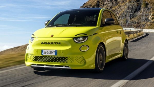 В бъдеще Abarth 500e може да бъде допълнен от модел, оборудван с бензинов двигател с вътрешно горене, както призна Оливие Франсоа, главен изпълнителен директор на Fiat. В очакване, базираната в Торино компания разчита изключително на изцяло електрическия вариант на историческия модел, произвеждан в завода в Мирафиори. 

Автомобилът е дълъг 3673 мм, с междуосие 2322 мм, широчина 1682 мм и висок 1518 мм, а багажникът има товарен капацитет между 185 и 550 литра. Числата са почти идентични с тези на известния Abarth 500 Rally Selenia Trophy  и Abarth 500 Trophy на пистата.

Последните два имат редови 4-цилиндров двигател с вътрешно горене с турбокомпресор с обем 1368 куб. см, способен да осигури максимална мощност от 180 к.с. (132 kW) и 300 Нм въртящ момент, комбиниран с шестстепенна скоростна кутия с предно зацепване и секвенциално управление.

От друга страна, plug-in моделът, който в момента се предлага в дилърските центрове и е предназначен за ежедневна употреба на пътя, е оборудван с електродвигател с постоянен магнит и мощност  155 к.с.  (113,7 kW) и  въртящ момент от 235 Нм. Той е съчетан с  литиево-йонна батерия  с нетна мощност 37,8 kWh (брутна 42,2 kWh) , която според компанията гарантира максимален деклариран пробег в комбинирания цикъл WLTP от 242 км (на  кабриолета) до  265 км. 

От чисто гледна точка на производителността, този градски автомобил с предно предаване и спортна душа е способен да ускори от 0 до 100 км/ч само за  7 секунди, а максималната скорост е  155 км / ч . За презареждане на батерията обаче  са необходими 35 минути (от 0 до 80%), като се свърже към електрическа мрежа, способна да подава постоянен ток (до  85 kW ). С променлив ток (при 11 kW) това отнема до  4 часа и 15 минути  (0-100%). 