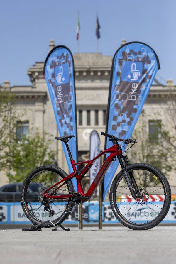 На BikeUP Fantic Motor присъства с няколко електронни велосипеда, включително Rampage Dc 1.4 Factory full suspension e-MTB, продаващ се на цена от 8290 евро . Пълната въглеродна рамка (предлага се в размери S, M, L и XL) помага да се поддържа теглото на велосипеда от 15,5 кг . Патентът Fantic "Flip Chip" позволява на задното колело да има 2 позиции и по този начин да се получат две геометрии. 

Вилицата RockShox SID 2P (с дистанционно управление) има ход от 120 мм, а отзад е монтиран амортисьор RockShox SIDLuxe 2P. 29-цоровите джанти Mavic Crossmax SL S (1615 грама на чифт) са оборудвани с гуми Pirelli Scorpion ProWall XC-RC - 29"x 2.2.

