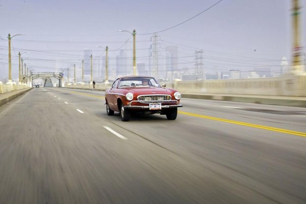 Volvo P1800 от 1966 г. Собственикът му Ърв Гордън гони пореден световен рекорд за пробег с един автомобил - 5 млн. километра