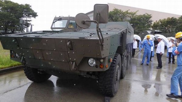 Продуктът на Mitsubishi Heavy Industries напълно оправдава думата Heavy в името си. 8-колесният автомобил, който прилича на БТР и на танк едновременно, тежи 26 тона - като десетина цивилни Pajero. Под бронираните панели на MCV се намира четирицилиндров турбодизел с мощност от 570 конски сили, който задвижва всички налични колела, което позволява развиването на максимална скорост от 100 км/ч. А докато прави това, може да се опитате да стреляте по него с RPG-7. Няма да получи и драскотина.