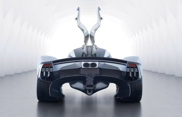 - Дали изискваше промяна в мирогледа? Може би малка. Но истината е, че уменията, които използваш, са същите, и проблемите, които трябва да решаваш, са същите. Да, цената на компонентите може да е различна, както и материалите. Методите и начинът на мислене обаче не се променят. 

НА СНИМКАТА: хиперколата Aston Martin Valkyrie, която Нюрнбъргър създаде заедно с легендарния конструктор Ейдриън Нюи
