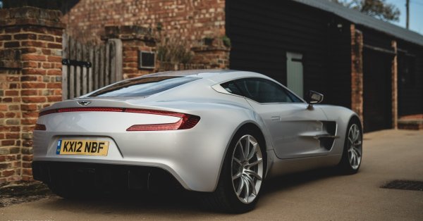 - Струва ми се, че има лека тенденция в тази посока. И въпросът не е толкова в премахването на границите. Просто днес едно 12-годишно момче може да види всяка епоха в интернет. Ако реши, може да се върне и 70 години назад. Когато ние сме били деца, обхватът ни е бил може би 20-30 години назад - мебелите в къщата на родителите ни, старата им кола... Сега с интернет децата имат достъп до всичко. Така че ще има момент, когато дизайнът става сходен. Но после задължително ще дойде реакцията срещу това. Може би по нов, неочакван за нас начин. 

НА СНИМКАТА: концептът Aston Martin One-77, с който Нюрнбъргър спечели наградата на "Конкорсо д'Елеганца" във Вила д'Есте
