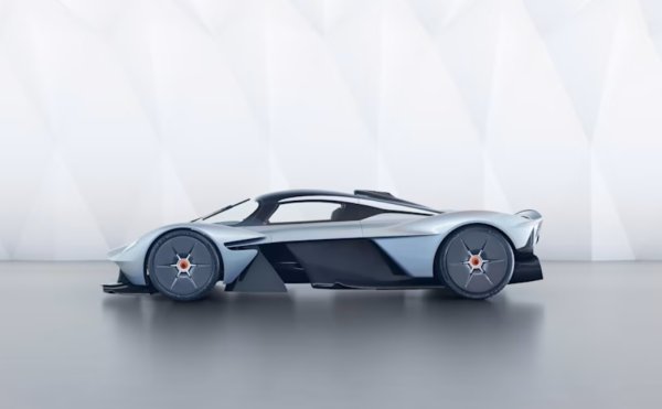 - Бих го нарекъл полезно домашно. Но не бива да разчиташ като роб на него. В края на краищата това са данни. А данните могат да се интерпретират по много начини, и не задължително правилно. 
Хубавата страна е, че като създадеш дизайн, днес веднага научаваш какво се случва с него, какви реакции предизвиква. Преди той просто потъваше някъде в света. 

НА СНИМКАТА: още един поглед към Aston Martin Valkyrie
