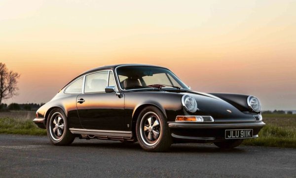 - Баща ми беше фотограф и ръководеше рекламна агенция, майка ми се занимаваше с ретуширане, така че съм роден в света на рекламата и дизайна. Освен това татко много обичаше колите. А сестра ми стана театрален дизайнер.
Когато бях на 12, ме заведоха в London Colege of Art да разгледаме изложбата на випускниците. Обикалях между тези модели на автомобили и изведнъж осъзнах, че това може да бъде професия. Оттогава не съм имал никакви съмнения с какво ще се занимавам. Което беше кошмар за учителите ми. 
