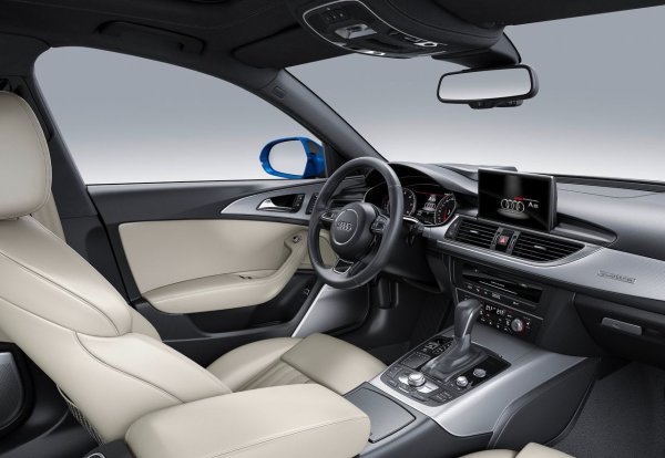 Без съмнение, интериорът е акцентът. Това Audi е красиво изработено отвътре, с фина комбинация от кожа, метални елементи и висококачествени пластмаси, а зад волана се усеща всеки сантиметър от премиум стила, който бихте очаквали. Детайли като назъбени метални циферблати за климатика и елегантен сгъваем екран за сателитна навигация наистина правят яка атмосферата в купето. Нищо че инфотейнмънт системата MMI на Audi не е толкова елегантна, колкото на BMW.

На задните седалки обаче има достатъчно място, дори за по-високи възрастни. Обемът на багажника е малко по-голям от този на 5-та серия - 530 литра.