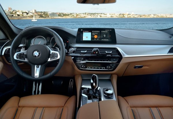 Кабината на 5-та серия е остаряла по-грациозно от екстериора - с доста атрактивен дизайн на таблото, висококачествени превключватели и елегантна информационно-развлекателна система. Софтуерът iDrive на BMW е сред най-лесните за използване настройки от този период, със стандартен Bluetooth и опционална технология, която включва по-голям информационно-развлекателен дисплей и камера за паркиране. 

Подобно на конкурентите си, този баварец предлага много възможности за регулиране на позицията на шофиране. Лесно превозва четирима възрастни, а багажникът от 520 литра е с респектиращ.