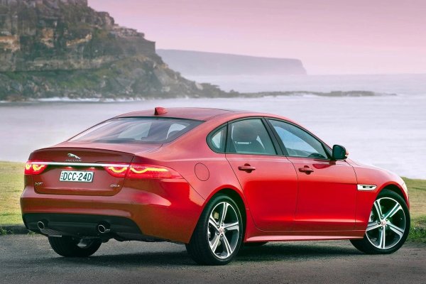 Има изящество, с което дори BMW 5 не може да се сравни, въпреки че XF не е най-добрият в класа си по отношение на шофиране по магистрала. 2,0-литровият дизелов двигател също не е толкова мощен като при конкурентите с едва 161 к.с., но е достатъчно за повечето ситуации. Jaguar XF от 2018 година с пробег под 60 000 километра е под търсения бюджет.
