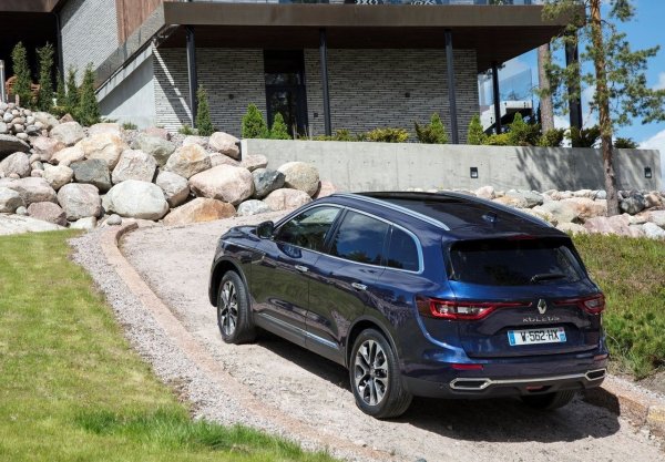 Базовият двигател на M5R 2.0 (2,0 литра, 144 к.с.) е почти идентичен с този на Nissan MR20DD. Атмосферено, но с директно впръскване &ndash; затова са повишени изискванията за качеството на маслото и горивото. Като цяло е доста надежден, като изкарва 250 000-300 000 км. Ангренажната верига трябва да се смени на около 150 000 км

Под индекса 2TR има и Nissan двигател QR25DE 2.5 (171 к.с.), който е с разпределително впръскване на горивото и затова характерът му е по-спокоен. Той също не търпи гориво с по-лошо качество, така че трябва да внимавате къде зареждане.

Четирицилиндровият 1.3 H5Ht (160 к.с. ) е резултат от сътрудничеството между алианса Renault-Nissan и Daimler, като се радва на добра репутация по отношение на надеждността. Едно от малкото оплаквания е за течове на охлаждаща течност от гарнитурите, но като цяло моторът е много здрав.
