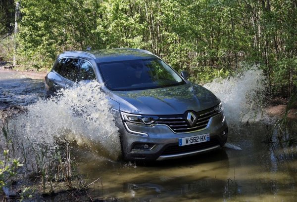 Задвижването на всички колела е като на X-Trail, което позволява да се адаптират мощността и  разпределението на въртящия момент между осите за подобряване на сцеплението. Съединителят, който свързва задната ос, е много издръжлив. Освен това има функция на принудителното блокиране (при скорости до 40 км/ч).