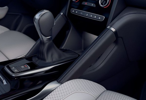 Второто поколение на Koleos се предлага с 6-степена механична скоростна кутия, вариатори Jatco - JF01E (бензинови двигатели) и JF017E (с дизел), които са почти идентични, както и със 7-степенна EDC с два съединителя. 

Най-широко разпространен е вариаторът, който при добра поддръжка и без подлагане на сериозни натоварвания може да изкара до 200 000-250 000 км. Движение по тежки терени, както и тегленето на ремаркета или други товари, обаче със сигурност съкращава ресурса на тези устройства, като често те излизат от строя още преди 150 000 км.
