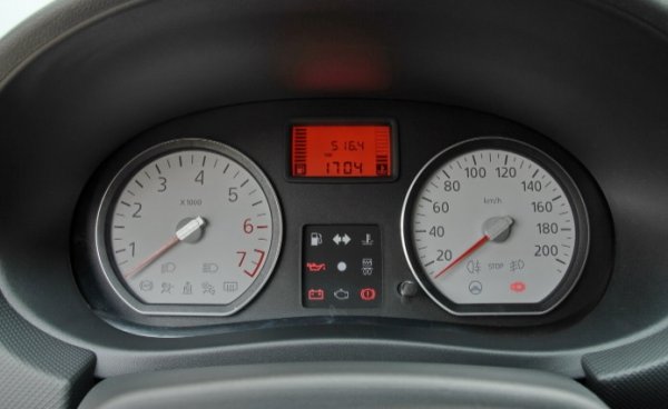 Производителите на автомобили учудват с все по-сложни дигитални табла, на които вече е възможно да видите всичко. От скоростта на пътуване до заглавието на песента, която звучи, до картата за навигация. Модерните решения елиминираха класическите (и лесни за справка) аналогови кръгли инструменти, заобиколени от светлини. Цифровите дисплеи са по-ефективни при предаването на информация, казват производителите. В действителност струва по-малко да се постави екран и всичко да се управлява от контролен блок, отколкото да се организира окабеляването, необходимо за аналоговата апаратура. А и тя се чупи по-лесно, казват критиците.