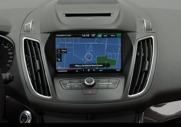 В началото на века навигациите бяха допълнителни екстри, които струваха хиляди евро. Стойността им беше оправдана от факта, че по онова време те бяха единственият начин да намерите адрес, освен ако не искате да губите време в разлистване на хартиени карти. Днес всичко това се предоставя безплатно от актуални приложения като Google Maps или Waze, които също предоставят данни за трафика в реално време и различни опции за маршрут, между които да избирате.