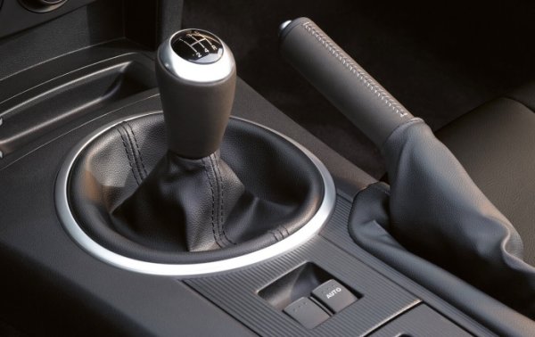 В Северна Америка винаги е била практически непозната, но дори в Европа колите с ръчна трансмисия стават все по-рядкост. Спортни модели като Golf GTI се отказват от педала на съединителя, който може да намерим само на по-евтините автомобили от ниските сегменти. И въпреки че Toyota тества ръчна трансмисия на електрическа спортна кола, все по-разпространената електрическа мобилност може да е окончателната смъртна присъда за добрата, стара технология.