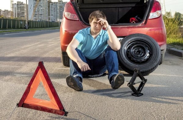 За да увеличат максимално пространството в багажника, производителите намериха магическо решение: комплект за надуване или ремонт. Решения, които могат временно да решат проблема, ако спукването е незначително. Иначе трябва да се обадите на пътна помощ. При по-далечните модели малкото колело остава, което ви позволява да продължите пътуването дори и с известни ограничения. Все пак по-добре от нищо&hellip;