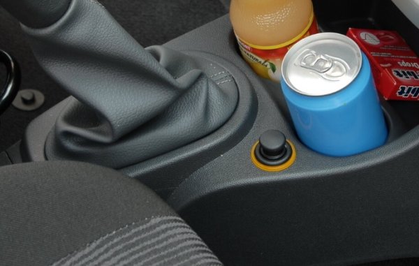 Някога цигарената беше най-често срещаната миризма в автомобила. С популяризиране на вредите от пушенето то е намаляло значително зад волана. Вече няма нужда от запалки и пепелници - аксесоари, които в превозните средства от миналото бяха идеално прикривани в купето. Помните, имаше дори та всяка врата.
