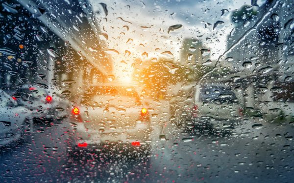 Въздушният филтър трябва да отговаря едновременно на няколко условия. Първо, да е в състояние да отсява и най-дребните частици сажди, прашинки или кристалчета сол от въздуха, за което му трябват множество слоеве. Второ, да не се затлачва, така че да намали притока на въздух към двигателя. И трето, да издържа на влага, без структурата и работата му да се влошават от нея. 
