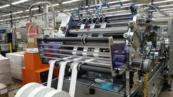 Повечето филтри в наши дни се правят от целулоза. Азиатските производители я заместват с пресовани платна от синтетични материали, но не защото те имат някакви предимства, а просто заради болезнения недостиг на дървесина в Япония и Южна Корея. 
Целулозата е най-добра за пресяване на частиците от въздуха. Но тя е хигроскопична - тоест силно податлива на навлажняване. След среща с влага може да набъбне или да се разкъса. Затова се обработва предварително с различни смоли и към нея се добавят синтетични влакна. Точните рецепти са фирмена тайна на отделните производители. Най-реномираните компании използват до 400 различни филтровъчни материали в своите филтри. 
