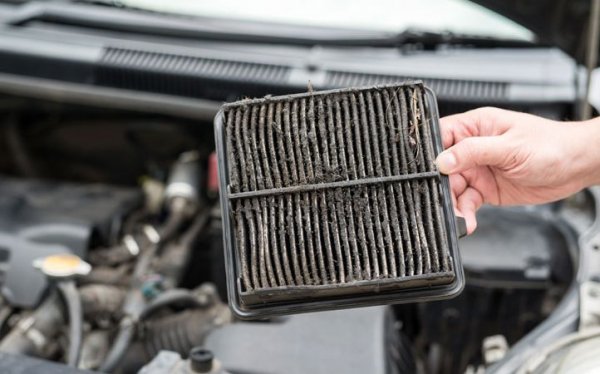 Колко често трябва да се подменя въздушният филтър? Интервалът зависи от двигателя и от използвания филтър - повечето производители препоръчват подмяна межд 15 000 и 25 000 километра. Но също така зависи и от качеството на атмосферния въздух - в големите градове или на места с повече прах във въздуха смяната трябва да е по-честа. 
Например в София, която в последните години уверено се настани по върховете на класациите за най-високо замъсяване с фини частици, бихме ви препоръчали подмяна на 10 000 км, или веднъж годишно. 
