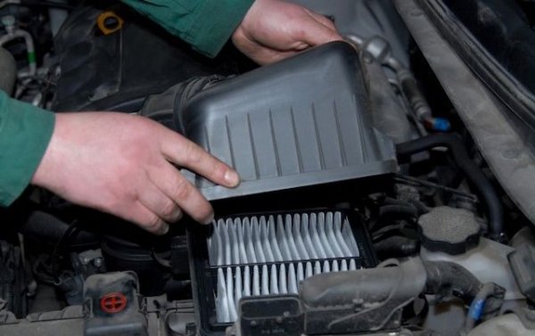 Впрочем нуждата от подмяна на филтъра може да се установи съвсем лесно. Филтърът обикновено е на достъпно място под капака и с един поглед може да се види колко е замърсен и дали не е деформиран от влага. 
