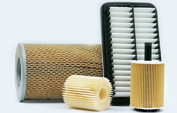 Всъщност при повечето коли е толкова лесно, че можете да го направите и сами. Важно е само да вземете подходящия филтър за вашия автомобил - вижте в упътването или в каталожната система на магазина. При по-старите коли филтрите обикновено са цилиндрични, при съвременните по-често са плоски. 
Като цяло цената им не е висока - филтър за Golf V с 1.6-литров бензинов мотор струва между 15 и 35 лева, в зависимост от производителя. Само някои специални изработки за по-дълъг пробег могат да надхвърлят 100 лева. 

