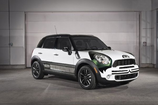 Четири Mini Countryman изрисувани в стила KISS. Създадени са с благотворителна цел за децата на Япония, пострадали от земетресението и последвалото опустошително цунами.