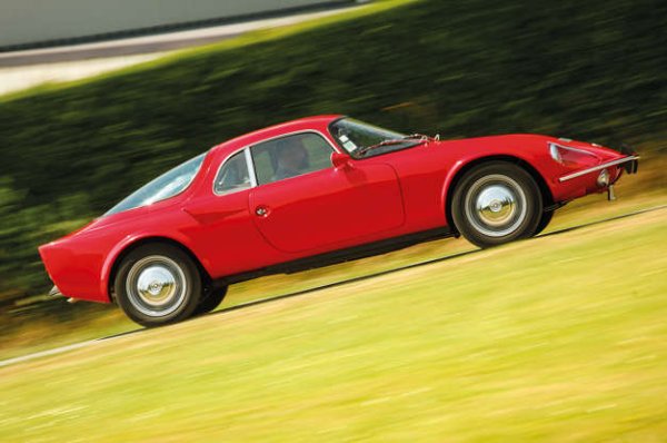 Първият такъв автомобил беше със забавното име Ren&eacute; Bonnet Djet, който се превърна в доста по-добре звучащия Matra Djet през 1964 г. За времето си спецификациите му бяха необикновени - средно разположен двигател, дискови спирачки навсякъде, окачване с двойни носачи на всяко колело и общо тегло под 700 кг. За съжаление, изключително високата му цена означаваше, че никога няма да стигне до публиката.