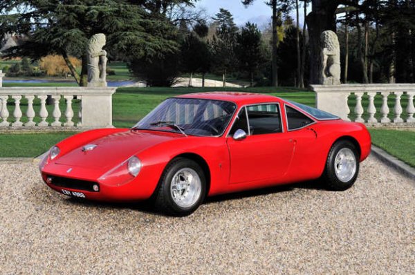 Втората шосейна кола със средно разположен двигател е De Tomaso Vallelunga от 1964 г., която обаче  пострада от неправилна разработка и беше заменена от далеч по-добрата, но също така много груба Mangusta през 1968 г.