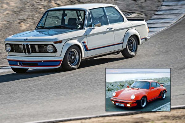 Възприемани като пионери: Porsche 911 Turbo и BMW 2002 Turbo (1973 година)

Дали BMW 2002 Turbo (на снимката) или Porsche 911 Turbo (на малката снимка) е първата пътна кола с турбокомпресор? И двата модела дебютираха на автомобилното изложение във Франкфурт през 1973 г. Всъщност, BMW е пуснато първо в производство, но и то не би трябвало да е на първо място. Там е  Oldsmobile Jetfire.