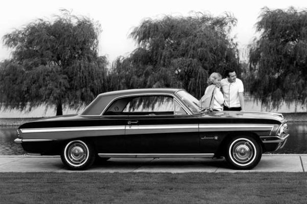 Jetfire беше Oldsmobile Cutlass получи турбо Garrett AiResearch, прикрепено към изцяло алуминиев 3,5-литров V8 &bdquo;Turbo-Rocket&ldquo; двигател, повишавайки мощността му с 40% до 220 к.с. За съжаление, за да работи правилно, той се нуждаеше не само от бензин, но и от алкохол и дестилирана вода. Клиентът не хареса допълнителното усложнение и Jetfire умря с по-малко от 10 000 произведени бройки.