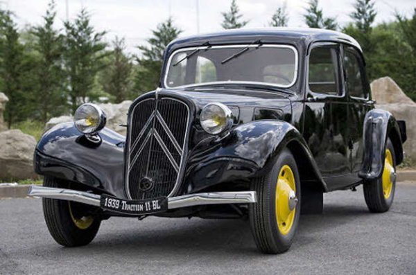 Възприеман пионер: Citroen 7CV Traction Avant (1934 година)

Citroen 7CV Traction Avant е известен с това, че е пионер в три неща - задвижване на предните колела, независимо предно окачване и монококово шаси. И всъщност беше първи в нито едно от тях. Истинският пионер идва 12 години по-рано под формата на Lancia Lambda.
