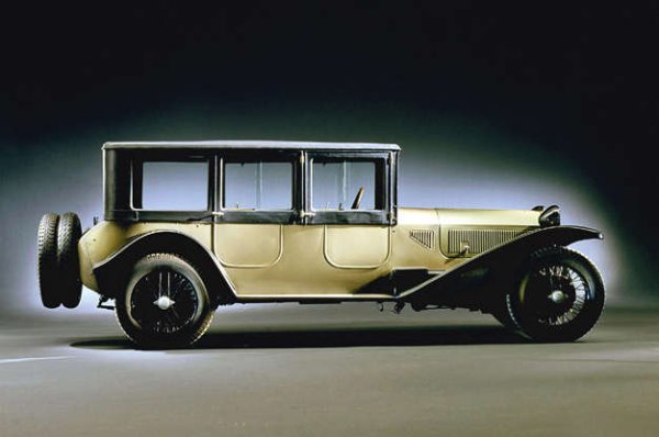 Действителен пионер: Lancia Lambda (1922 година)

Начинът, по който е конструиран, е само една от причините Lambda да бъде истински пионер (той също победи Citro&euml;n с независимото предно окачване), но неговата конструкция, при която цялото тяло понася структурни натоварвания, е едно от най-важните открития в историята на автомобилите, правейки ги по-леки и по-здрави и следователно по-безопасни, по-бързи, по-икономични и по-добри за шофиране.