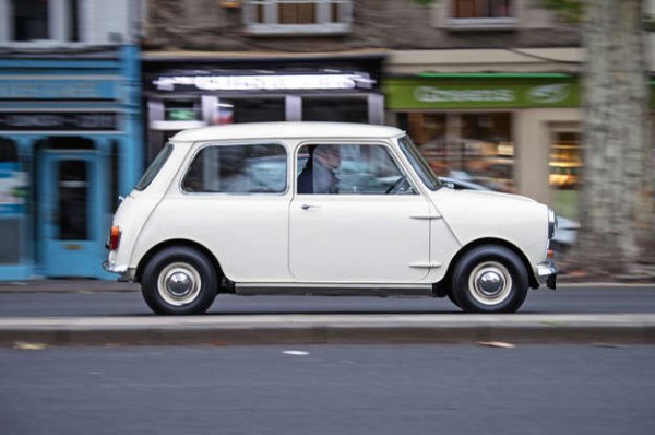 Възприеман като пионер: Mini (1959 година)

Можете да се спори относно възприемания пионер тук, защото мнозина ще знаят, че гореспоменатият Citro&euml;n Traction Avant използва предно задвижване 25 години преди Mini да се превърне в най-популярната конфигурация за малки автомобили в света. Но нито един от тях не беше първи. Беше Alvis.

През 20-те години на миналия век Alvis е производител на уважавани, висококачествени спортни автомобили с всякакви форми и размери. Но през 1928 г. прави нещо доста неочаквано. Различни производители си играеха с идеята за задвижване на четирите колела от началото на века, но Alvis пусна своя автомобил в производство.