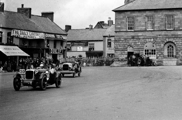 Действителен пионер: Alvis

Предназначеk както за шосейна спортна кола, така и за състезателен автомобил, наличен с и без компресор, Alvis с предно предаване вече е почти забравен от британската автомобилна индустрия. Преди 90 години обаче той беше много бърз. Малък Alvis със само 1,5-литров мотор става шести на &ldquo;Льо Ман&rdquo; през 1928 г. Произведени са около 150 Alvis с предно предаван, като днес те са рядка и специална гледка.