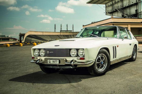 Действителен пионер: Jensen FF (1966 година)

Jensen FF може би почти не се помпи днес, но през 1966 г. беше революция. FF означава Ferguson Formula и отразява факта, че е оборудван със задвижване на четирите колела Ferguson, което позволява мощността на неговия 6,3-литров Chrysler V8 да бъде разгърната като никога преди. Фъргюсън е пионер в технологията на своята състезателна кола P99, която до днес остава единствената кола със задвижване на четирите колела, печелила състезание във Формула 1.

За съжаление, технологията не беше евтина и колата не можеше да бъде произведена с ляв волан, така че бяха направени малко бройки, което позволи на Audi да поеме юздите и да създаде нова под-марка &bdquo;quattro&ldquo; много години по-късно.