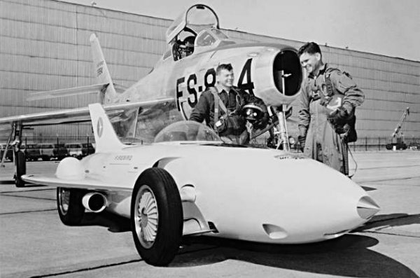 Авиокосмическият и автомобилният дизайни се сблъскаха през 50-те години на миналия век, което обяснява увеличаването на размерите на повечето автомобили в Щатите. По това време се появяват прозрачните панели на покрива, които донякъде напомнят на кабината на боен самолет. Този подход се използва при много концептуални модели - като General Motors Firebird I, представен през 1953 г. (на снимката), но поставянето на подобен панел на сериен автомобил се оказва доста трудно.

Големите проблеми са свързани със сложното производство, безопасността и високите разходи. Така прозрачният панел също остава в историята, но има шанс да се завърне, тъй като Pininfarina смята да го използва при бъдещите си модели.