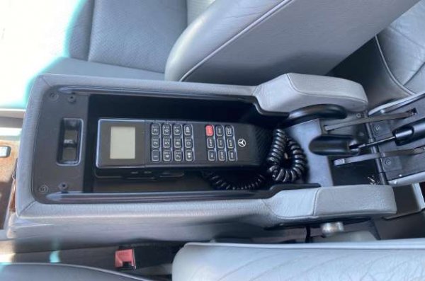 Въпреки че телефоните за автомобили са измислени през 40-те години, те се превръщат в сравнително често срещана гледка чак през 80-те години, когато обикновено се инсталират в луксозни модели, собственост на богати хора. Разговорите по телефона по време на шофиране се превръщат в демонстрация на статус, но в началото на 90-те години се появяват мобилните телефони. А те правят телефона в колата напълно излишен.