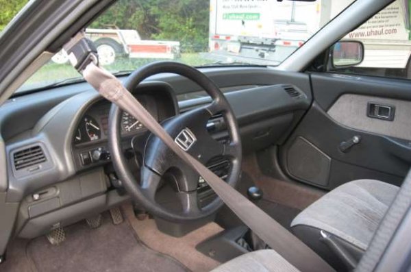 Автоматичните предпазни колани са създадени до голяма степен като начин да се избегне поставянето на въздушни възглавници в автомобилите. В началото на 80-те години американските регулатори постановяват, че всички нови автомобили трябва да бъдат оборудвани с въздушна възглавница от страна на водача или с автоматични предпазни колани. Второто е много по-евтино и затова компаниите го избират. През 1995 г. обаче въздушните възглавници стават задължителни и това прави автоматичния колан напълно излишен.