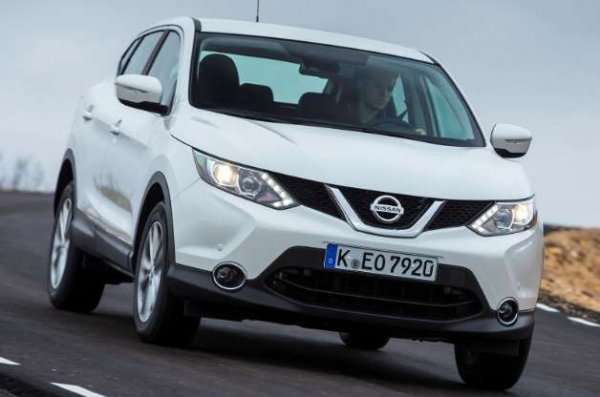 LED-светлините се разпространиха в автомобилната индустрия като горски пожар в началото на века. Производители като Audi и Lexus направиха тази функция масова и скоро тя започна да се появява дори на масови модели, произведени от Volkswagen и Nissan (на снимката е второто поколение на Qashqai).

Тези малки светещи точки придадоха на автомобилите модерен и престижен вид (поне са известен период от време). LED-технологията обаче се разви много бързо и в средата на на второто десетилетия тя претърпя пълно промяна. Сега тези светлини са непрекъснати, което кара отделните светодиоди да изглеждат остарели.