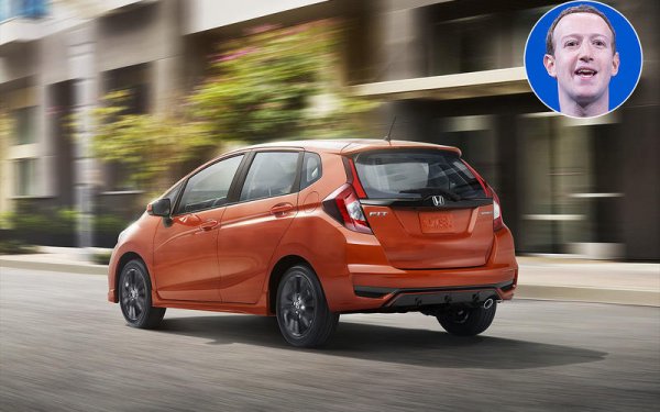 Основателят на Facebook притежава 56 млрд. долара и може да си позволи всяка кола на планетата, но той явно не си пада по скъпите модели. Често е забелязван зад волана на Honda Fit (на снимката), като има в гаража си Volkswagen Golf GTi MK7 и Acura TSX. Все пак милиардерът притежава и една суперкола - Pagani Huayra от 2014.