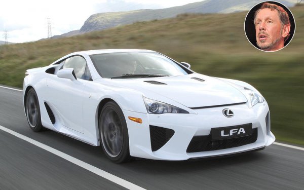 Основателят на софтуерната компания &bdquo;Оракъл&ldquo; определено има добър вкус. Той притежаваше McLaren F1, който продаде за 3,2 млн. долара през 2010 г. Елисън е фен на японската култура и съответно - на автомобилите от тази страна. Кара една от най-добрите спортни коли - Lexus LFA, а често може да бъде забелязан и в хибриден Lexus 600h L.