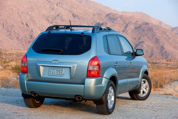 Задвижването на всички колела обаче издържа изпитанието на времето по-зле – на около 150 000 км се налага ремонт на редуктора и на муфата, налага се и подмяна на шарнирите на карданния вал. След 10-12 години експлоатация от строя започват да излизат и електрическите система, а интериорът се износва.

Трябва обаче да се има предвид, че като цяло Tucson не отстъпва на японските си аналози като здравина и надеждност. Много е важно автомобилът да е бил поддържан редовно и да са използвани оригинални части.