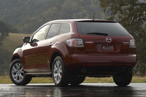 Всичко това означава основен ремонт преди 200 000 см, като най-вероятно ще е необходима подмяна на турбината, дюзите, горивната помпа за високо налягане и топлообменника. Често това се отнася и за термостата.

Поради тази причина CX-7 с двигател 2.3 е слабо търсен. Версията от 2011 г. - с отличен атмосферен мотор 2.5, е много по-добрият избор, но тя струва повече