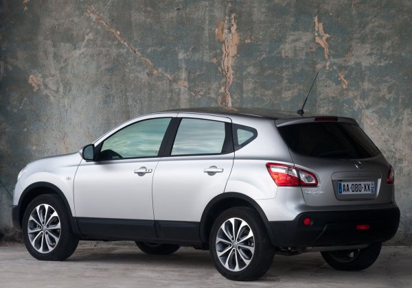 Бензиновите двигатели са склонни към бързо натрупване на въглеродни отлагания . Двулитровият бързо разтяга веригата, като цяло той е по-малко надежден от 1.6. Дизелите не са по-добри. Комбинация на атмосферен 1.6 с ръчна скоростна кутия е добро предложение, тъй като този автомобил може да изкара поне още няколко години.

Като цяло Qashqai е по-добрият избор от по-големия Murano, който се предлага в една комбинация от двигател 3.5 (234 к.с.) и вариатор Jatco JF010E. При него скоростната кутия излиза от строя преди 150 000 км, а моторът изкарва не повече от 250 000 км, като разходът на гориво е сериозен.