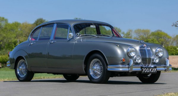 Още един автомобил, продаден на аукциона на „Силвърстоун“ - Jaguar Mk II 3.8. За него през март миналата година бяха платени 93 500 лири, въпреки че специалистите от Hagerty бяха посочили като подходяща цена 69 800 лири.