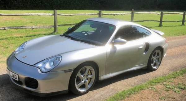 Моделът 911 Turbo S (поколение 996) спокойно може да бъде определен като един от най-непопулярните модели на Porsche, което съответно го прави и не особено интересен на пазара. Затова и продажбата на този автомобил за толкова сериозна сума буди сериозно недоумение у специалистите. Вероятно, в този екземпляр е имало нещо скрито – чантичка с диаманти, например.

На аукциона Silverstone Auctions за машината бяха платени 81 000 лири при предварителна оценка от 50 000 лири. Самото наддаване стартира от 60 800 лири. Пробегът на това 911 с механична скоростна кутия е 29 000 км.