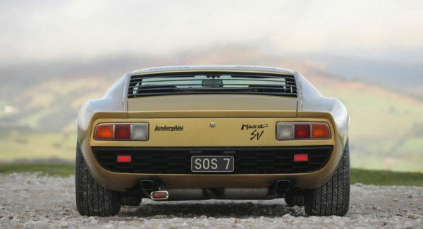 Тази спортна кола никога не е била евтина и затова експертите предположиха, че автомобилът струва поне 1 720 000 лири. През септември това Lamborghini Miura P400 SV Speciale беше продадено от компанията Gooding & Company за 3 207 000 лири.