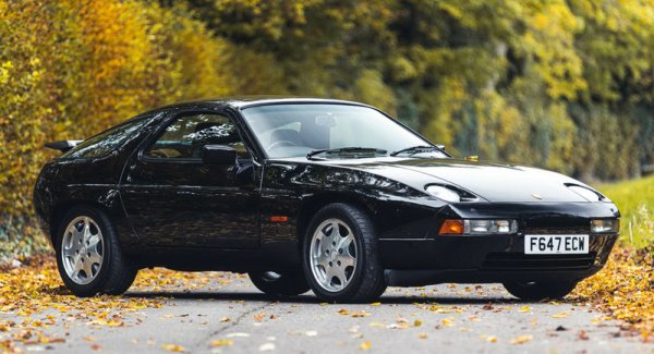 Някога моделът 928 се считаше за най-евтиния в гамата на Porsche, но сега цената му непрекъснато расте. Конкретно този автомобил е истинска колекционерска ценност. Произведеното през 1988 година SE е много рядко, за разлика от стандартното 928, което няма букви в името. Произведени само за 42 бройки, като всички са за пазара в Англия и са с десен волан.

Колко може да струва такава кола в наши дни? Тя беше продадена за 129 375 лири, въпреки че експертите я бяха оценили на 68 800 лири. Машината е била собственост на посолството на Египет, а в момента на нейната продажба е била с пробег от 16 616 км.