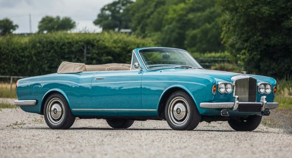 Няма как да сбъркате, когато заложите на истинска британска класика. Bentley Corniche от 1972 година беше продадено на Silverstone Auctions през юли за 158 625 лири. Оценилите решиха, че колата струва не повече от 62 100 лири. На цената повлия и фактът, че това е много рядък модел, тъй като от общо 570 произведени бройки, само 43 са с десен волан.